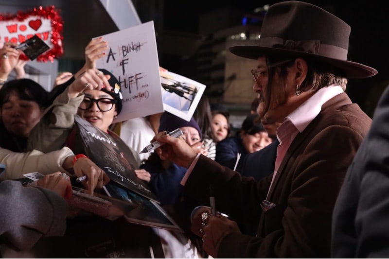 ファンサービスをするジョニー・デップ