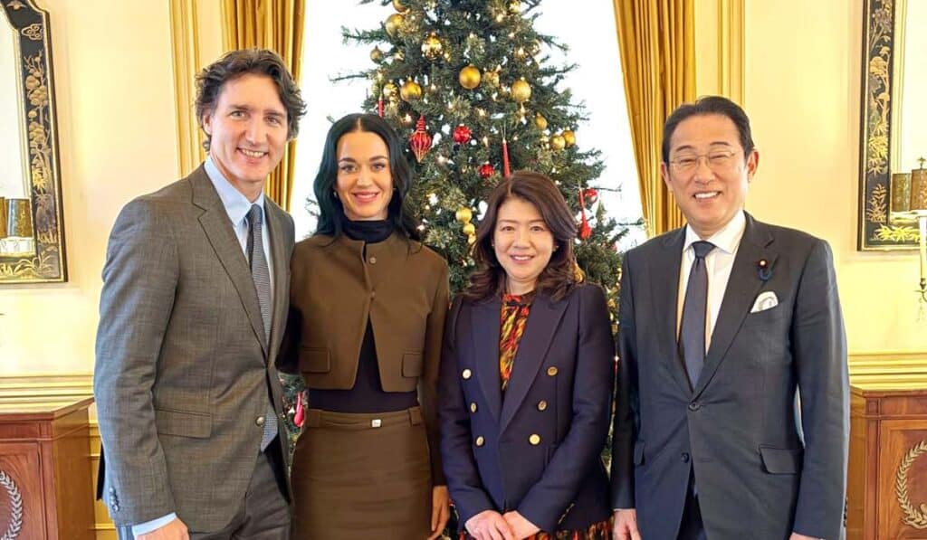 左からカナダのジャスティン・トルドー前首相、ケイティ・ペリー、岸田裕子夫人、岸田文雄元総理　写真：@kishida230／X
