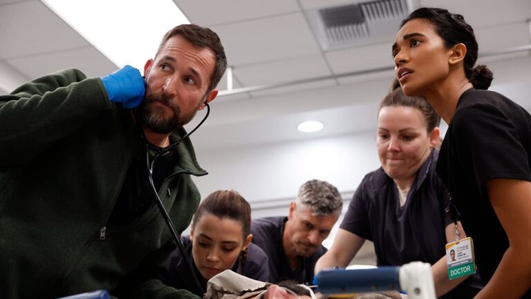 ノア・ワイリーやスプリヤ・ガネーシュをはじめとする『ザ・ピット / ピッツバーグ救急医療室』の医療チームが、患者の治療にあたる緊迫のシーンより 写真：Warrick Page/MAX