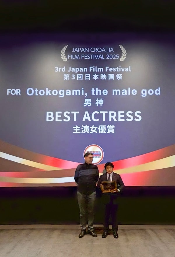 『第3回クロアチア日本映画祭』で主演女優賞の盾を代理で受け取った志賀司氏