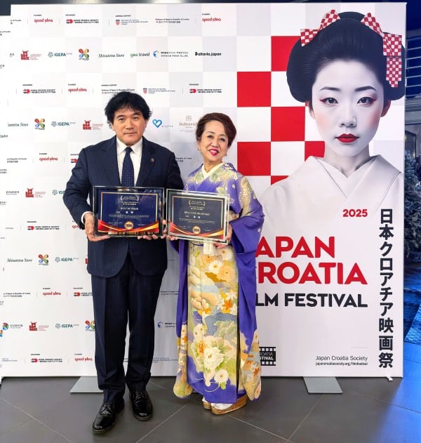 エグゼクティブプロデューサーの志賀司氏と、衣装デザイン賞を受賞した三城誠子