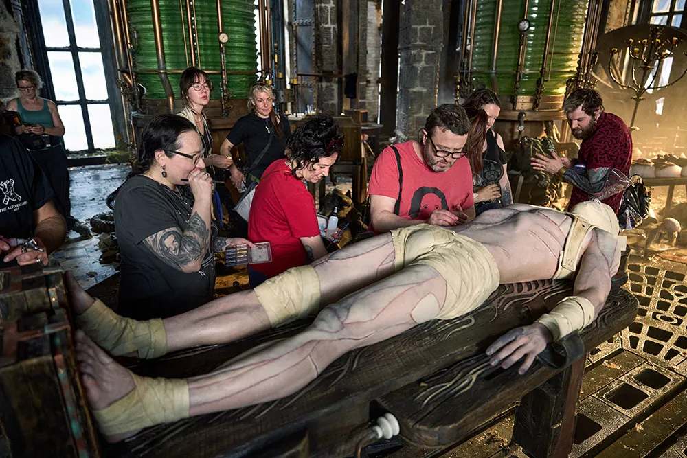 『フランケンシュタイン』の怪物の体を制作中のマイク・ヒルとチーム 写真:Ken Woroner/Netflix