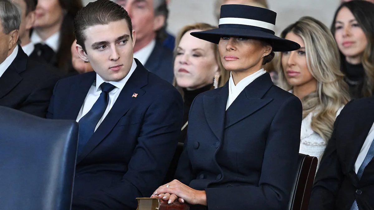 バロン・トランプとメラニア・トランプ 写真：SAUL LOEB/POOL/AFP/Getty Images