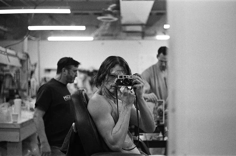 『フランケンシュタイン』撮影現場にてメイク中のジェイコブ・エロルディ 写真:Jacob Elordi/Netflix