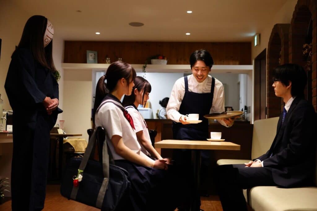 カフェ店員に扮するコウイチ監督、映画『とれ!』より