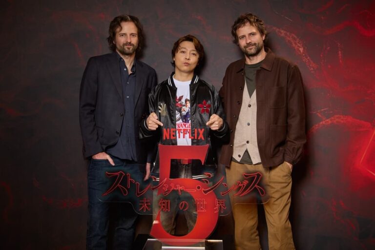 『ストレンジャー・シングス 未知の世界』のショーランナーを務めるダファー兄弟、堂本剛（写真中央）