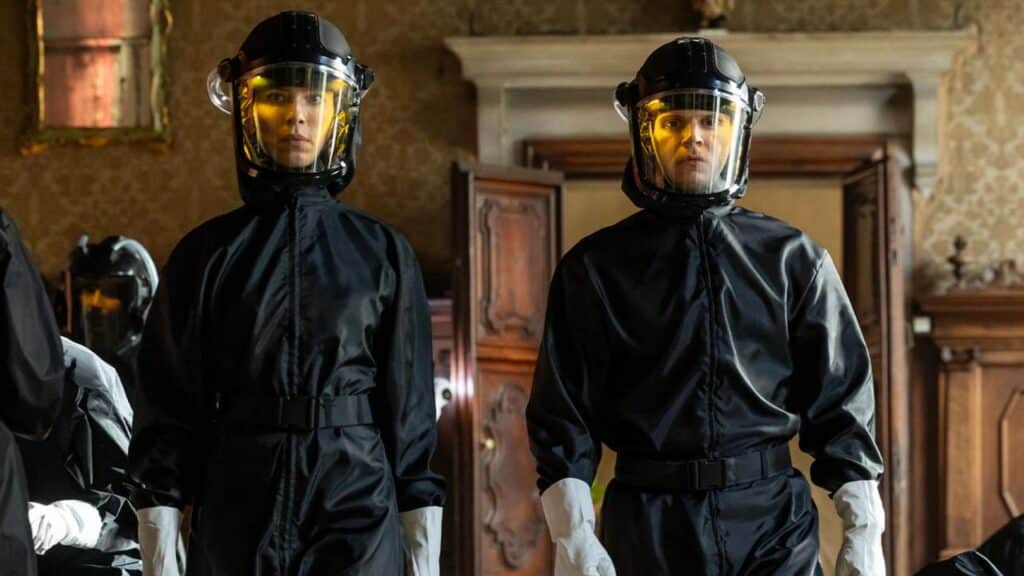 レベッカ・ホール、エヴァン・ピーターズ、『ザ・ビューティー 美の代償』より