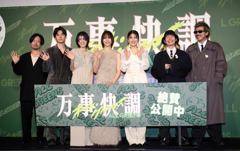 映画『万事快調』舞台挨拶にて（左から）児山隆監督、黒崎煌代、吉田美月喜、南沙良、出口夏希、NIKO NIKO TANTAN