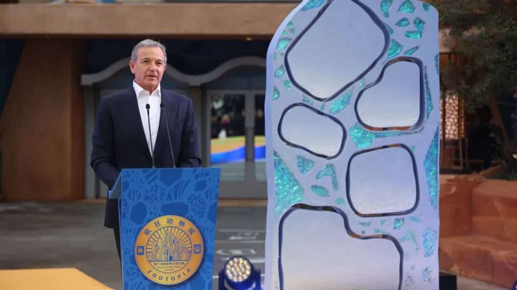 2023年12月19日、中国・上海ディズニーリゾートで行われた『ズートピア』エリアオープニング式典に参加した際のボブ・アイガー氏