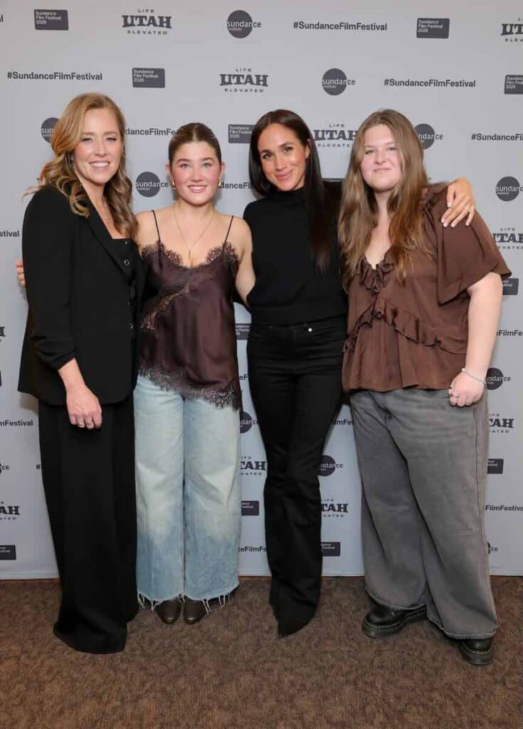 映画『クッキー・クイーンズ』プレミア上映にヘンリー王子とメーガン妃が登場|エイミー・レッドフォードとメーガン妃、ゲストとともに