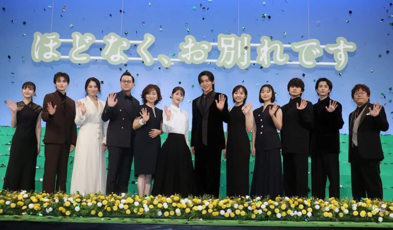映画『ほどなく、お別れです』（左から）久保史緒里、西垣匠、野波麻帆、鈴木浩介、永作博美、浜辺美波、目黒蓮、森田望智、古川琴音、北村匠海、渡邊圭祐、三木孝浩監督