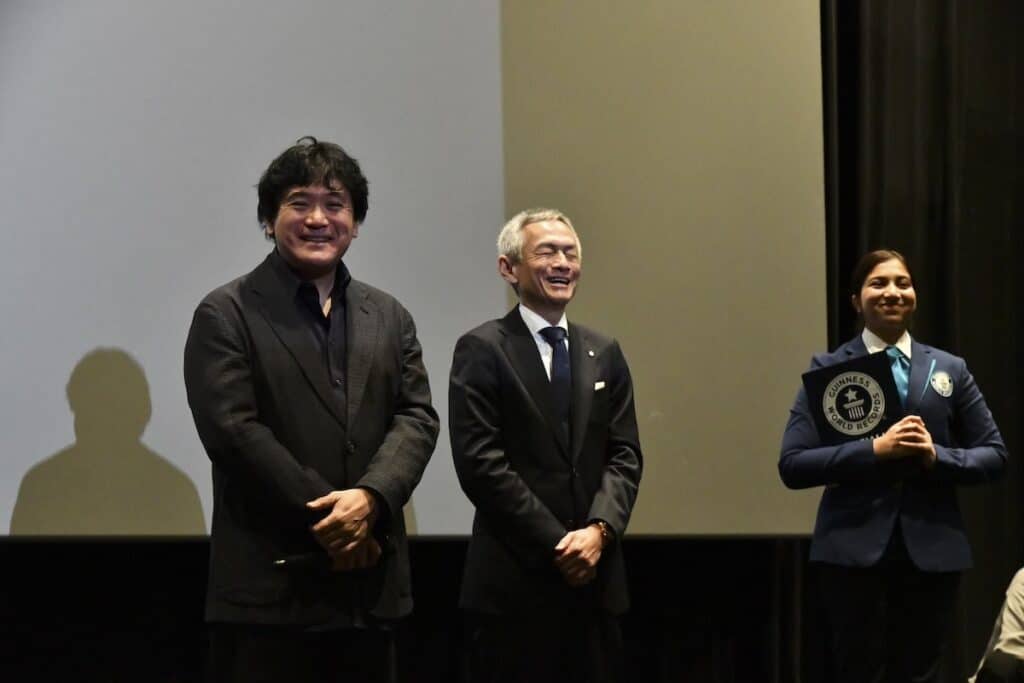 映画『五十年目の俺たちの旅』ギネス認定（左から）志賀司氏、和田哲哉氏、ギネス公式認定員の寅巴里アイニ氏
