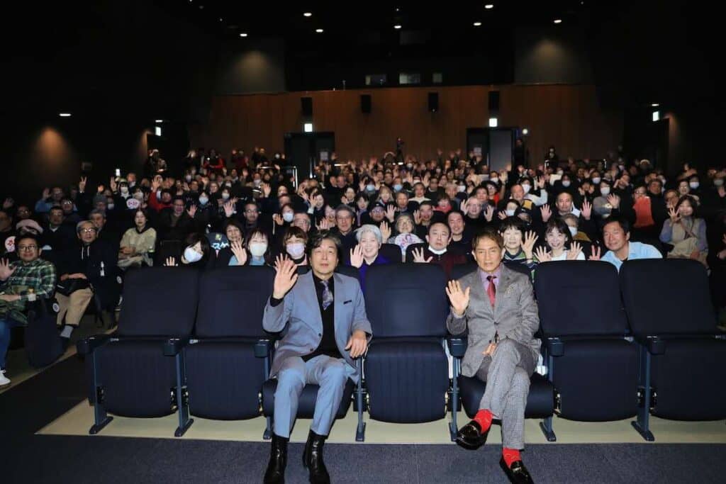 映画『五十年目の俺たちの旅』より、中村雅俊と田中健