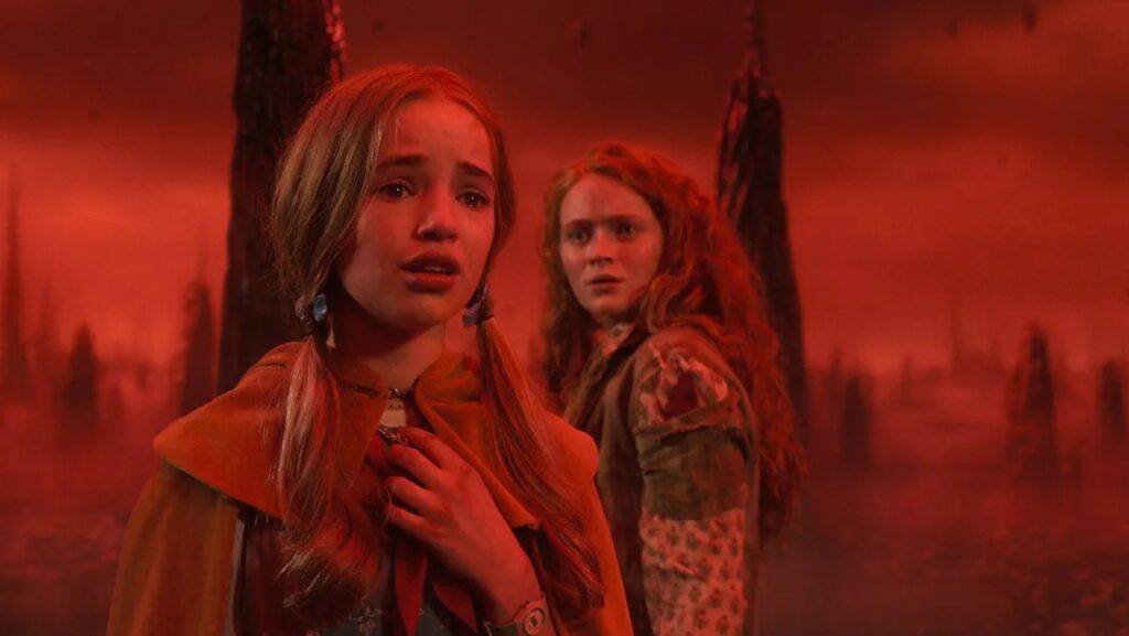 『ストレンジャー・シングス』最終章でネル・フィッシャーが語る、オーディションと撮影舞台裏、ネル・フィッシャーとセイディー・シンク、『ストレンジャー・シングス 未知の世界』シーズン5より