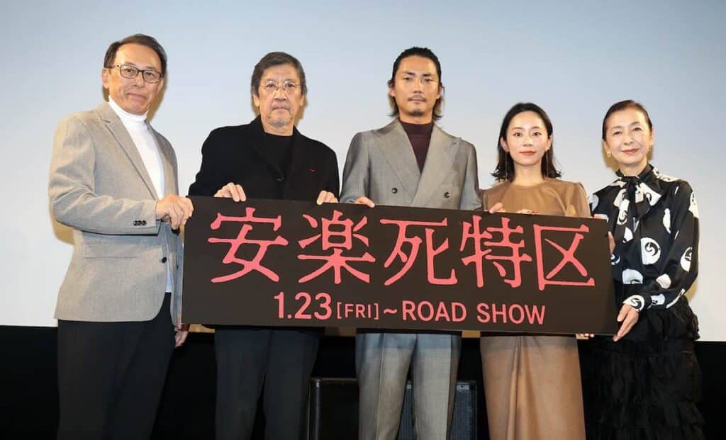 映画『安楽死特区』完成披露上映会にて（左から）長尾和宏氏、奥田瑛二、毎熊克哉、大西礼芳、高橋惠子