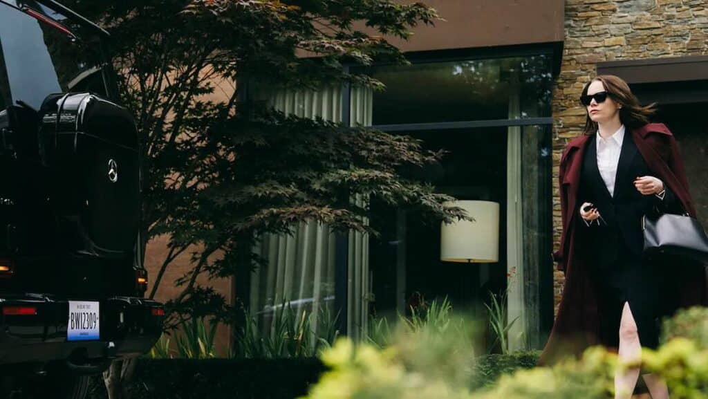 ミシェル・フラー役を演じるエマ・ストーン、ヨルゴス・ランティモス監督作『ブゴニア』より