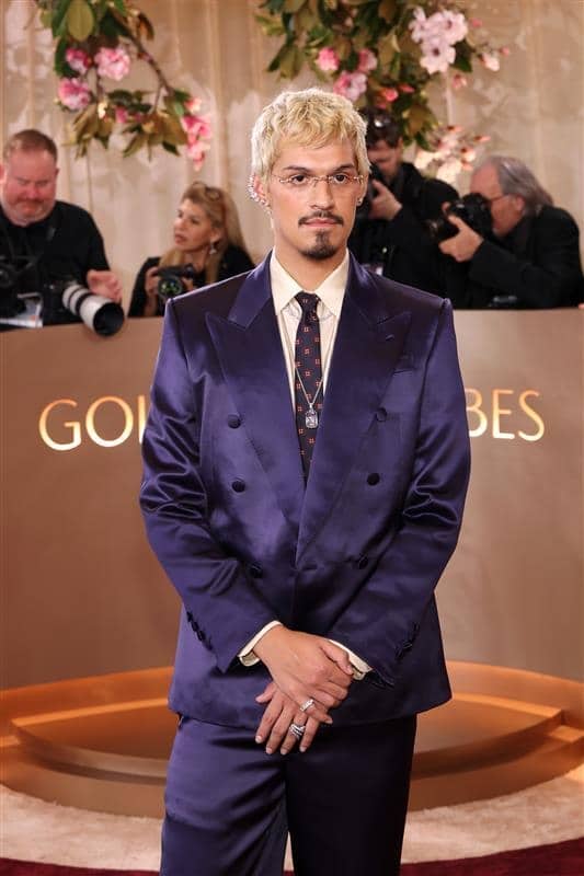 アリアナ・グランデがグローバル・ブランドアンバサダーを務める、スワロフスキーを着用するオマー・アポロ