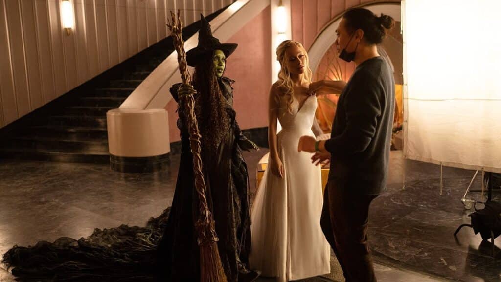 (左から)シンシア・エリヴォ、アリアナ・グランデ、ジョン・M・チュウ監督、『ウィキッド 永遠の約束』撮影現場にて