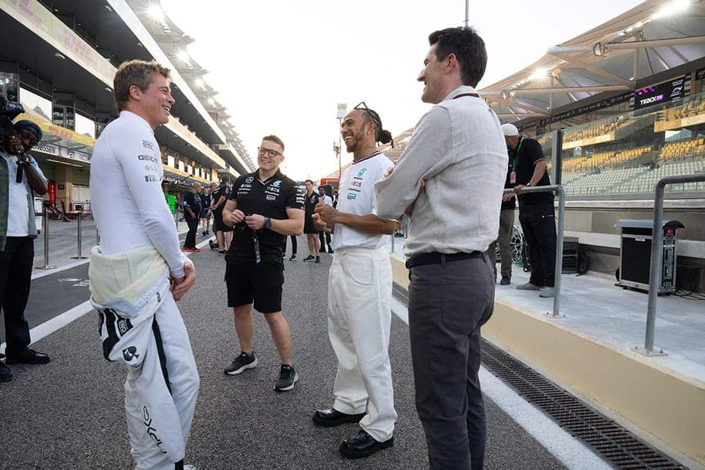 ルイス・ハミルトン(右から2番目)と談笑するブラッド・ピット&ジョセフ・コシンスキー監督