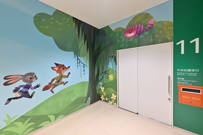 森をテーマにした壁紙
まるで森の中にいるかのような色合いとキャラクターたちの目線で中央処置室に向かう
こどもさんの不安な気持ちを和らげます