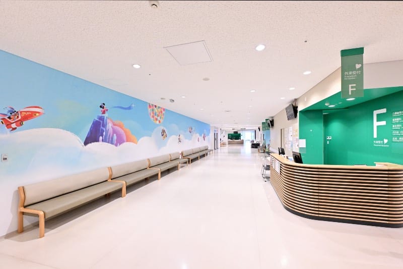 患者さんが一番多い待合エリアには、
空飛ぶキャラクターたちが登場。中には“隠れミッキーマウス”も