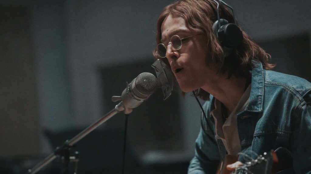 ジョン・レノン役のハリス・ディキンソン