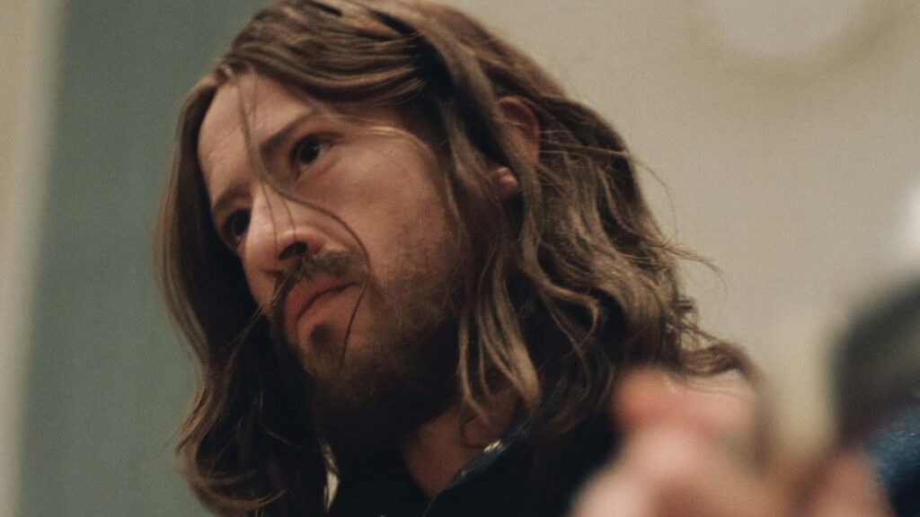 ジョージ・ハリスン役のジョセフ・クイン