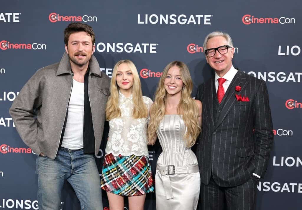 (左から)ブランドン・スクレナー、アマンダ・サイフリッド、シドニー・スウィーニー、ポール・フェイグ監督