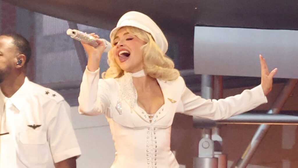 サブリナ・カーペンター、グラミー賞2026で圧巻の「Manchild」披露 ―― 空港を再現した演出が話題に