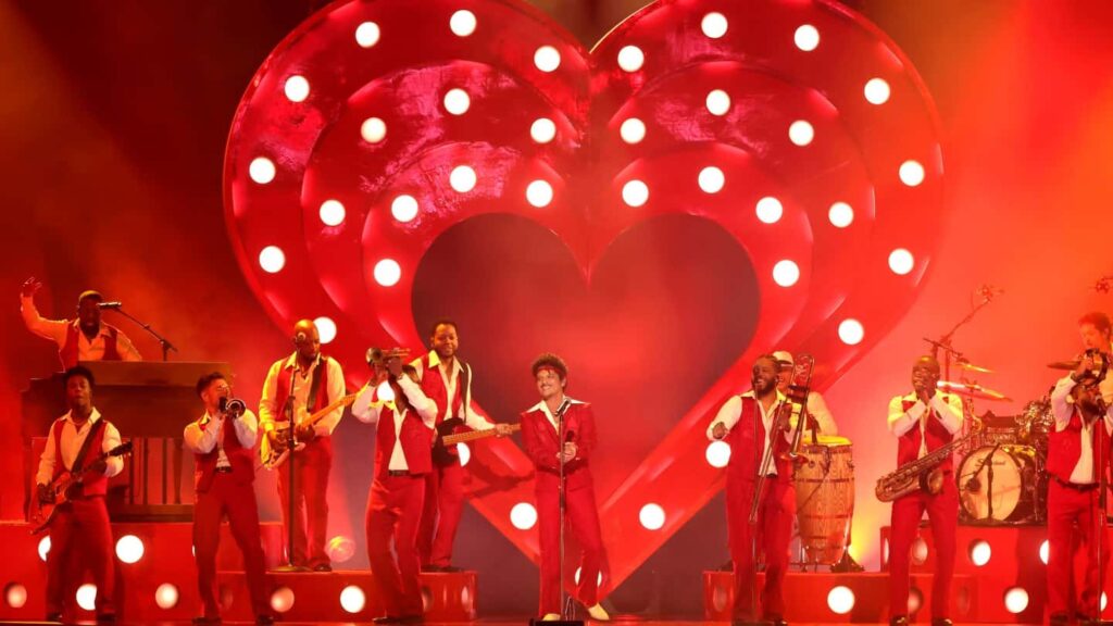 ブルーノ・マーズ、グラミー賞2026で新曲「I Just Might」披露！―― 赤に染まる“愛のステージ”でひと足早いバレンタイン