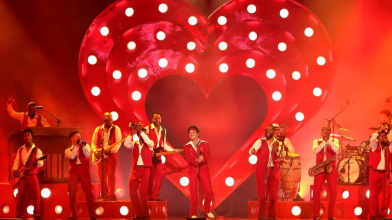 ブルーノ・マーズ、グラミー賞2026で新曲「I Just Might」披露！―― 赤に染まる“愛のステージ”でひと足早いバレンタイン
