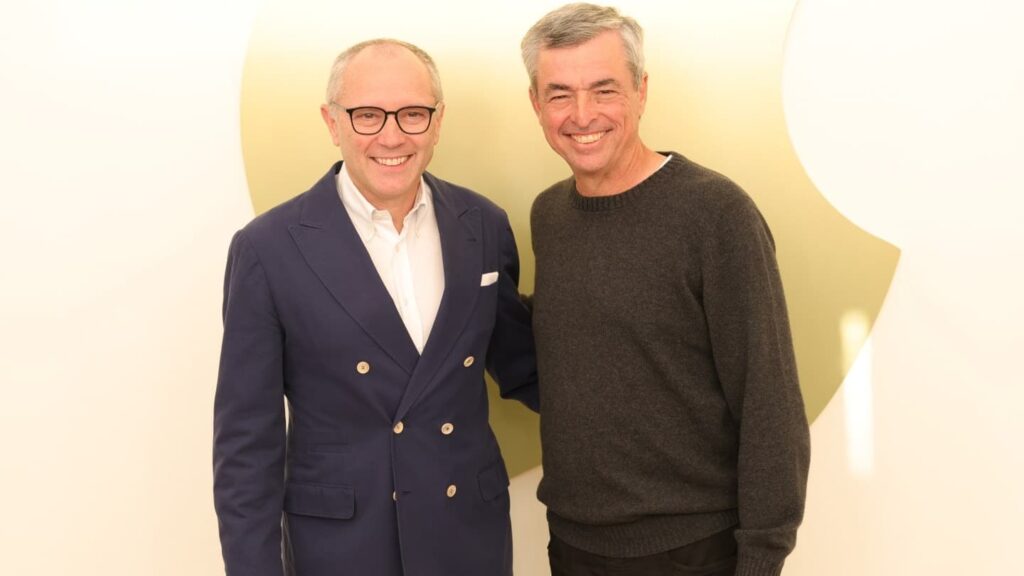 (左から)F1のステファノ・ドメニカリCEO、Appleサービス部門副社長のエディ・キュー
