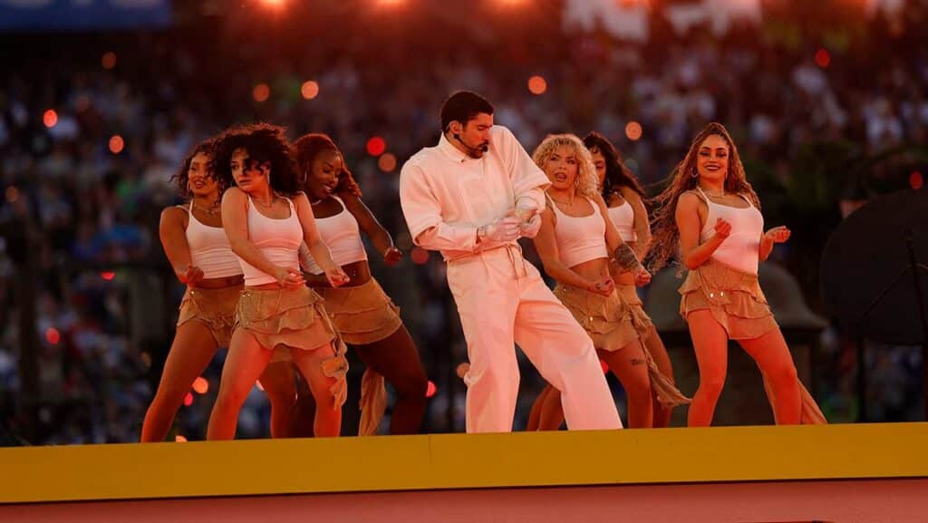 スーパーボウル2026のハーフタイムショーでパフォーマンスするバッド・バニー