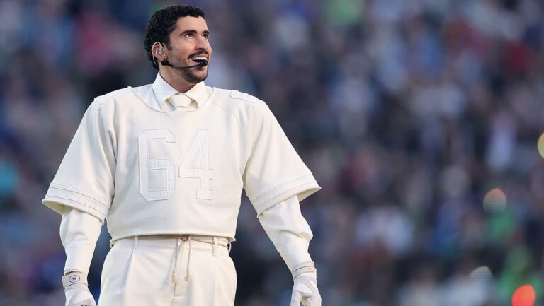 バッド・バニー、スーパーボウル2026で“ラテン愛”が炸裂！―― 歴史的ハーフタイムショーにレディー・ガガもサプライズ参戦