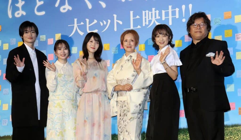 映画『ほどなく、お別れです』初日舞台挨拶にて（左から）西垣匠、志田未来、浜辺美波、夏木マリ、永作博美、三木孝浩監督