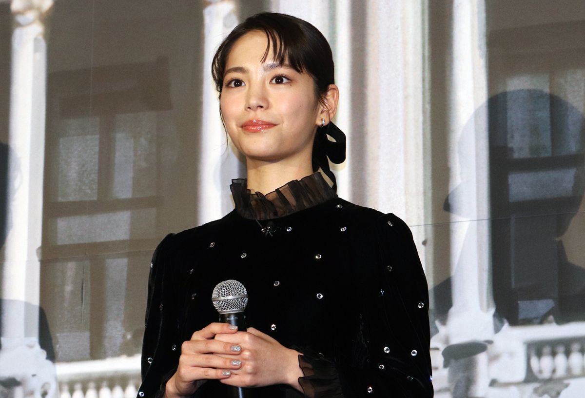 『パリに咲くエトワール』完成披露に登壇した當真あみ