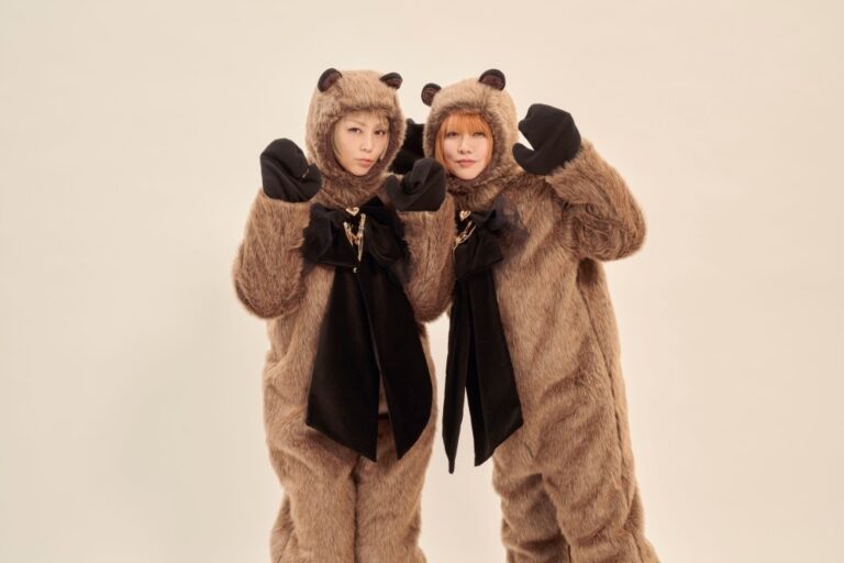 『私がビーバーになる時』の日本版エンドソング「愛のしるし」を歌うPUFFY