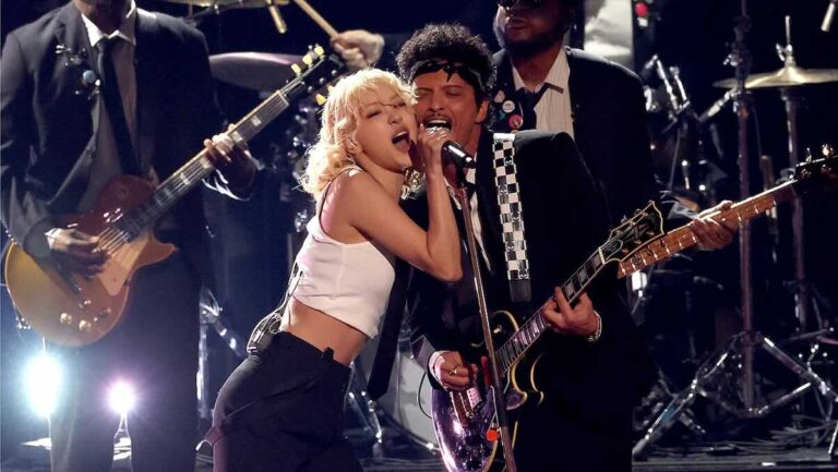 【グラミー賞2026】でヒット曲「APT.」を披露するブルーノ・マーズとロゼ