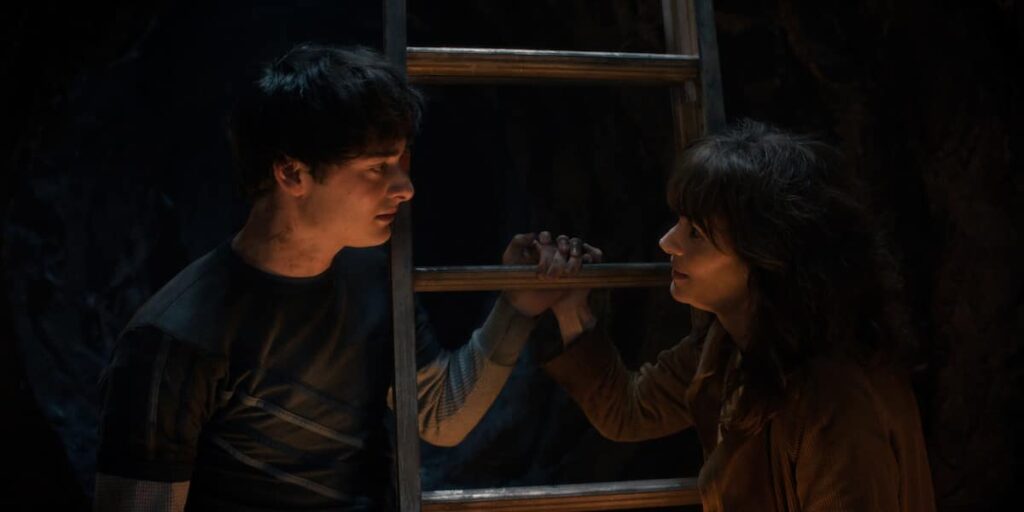 『ウェンズデー』シーズン3新キャストのウィノナ・ライダー演じるジョイス・バイヤーズ、『ストレンジャー・シングス 未知の世界 5』より