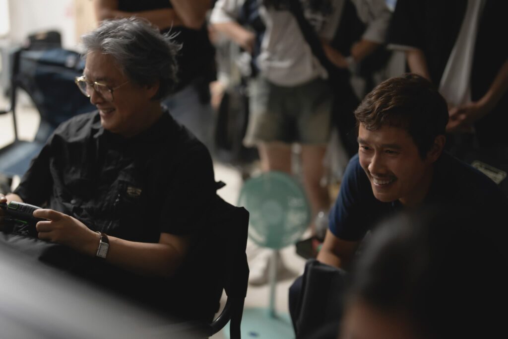 パク・チャヌク監督、イ・ビョンホン=『しあわせな選択』撮影現場にて