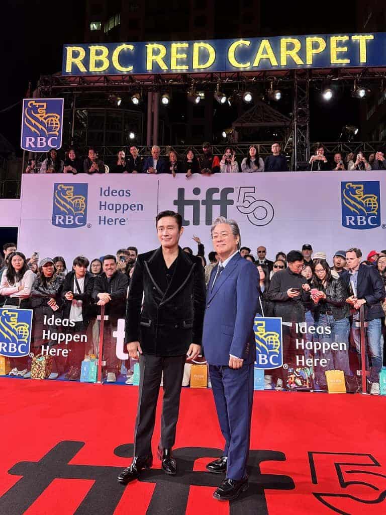 『しあわせな選択』主演のイ・ビョンホン、パク・チャヌク監督=第50回トロント国際映画祭にて