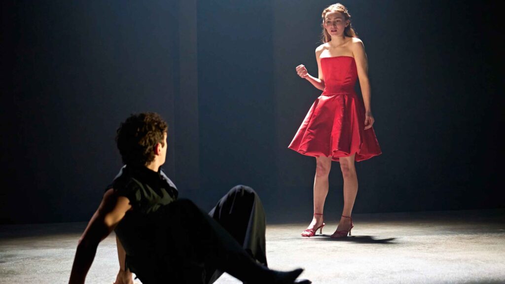 ノア・ジュープ、セイディー・シンク、舞台『ロミオとジュリエット』より