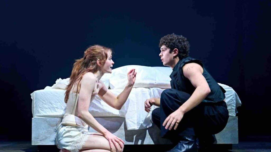 ノア・ジュープ、セイディー・シンク、舞台『ロミオとジュリエット』より