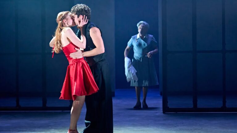 セイディー・シンク、ノア・ジュープ、舞台『ロミオとジュリエット』より