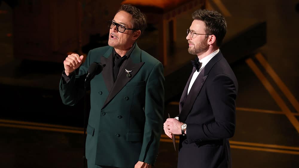 ロバート・ダウニー・Jr.、親友クリス・エヴァンスに放った“迷ギフト”にアカデミー賞会場爆笑！『アベンジャーズ』再集結で魅せた最高の掛け合い