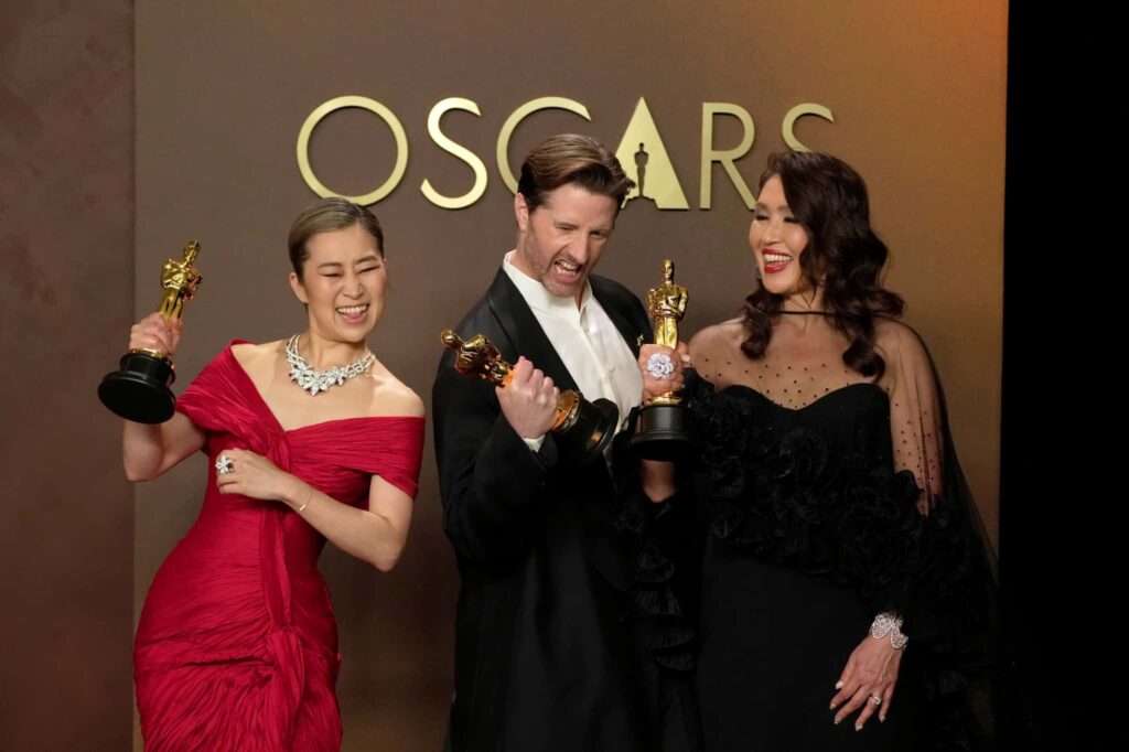 (左から)『KPOPガールズ! デーモン・ハンターズ』のマギー・カン監督、クリス・アペルハンス監督、プロデューサーのミシェル・L・M・ウォン