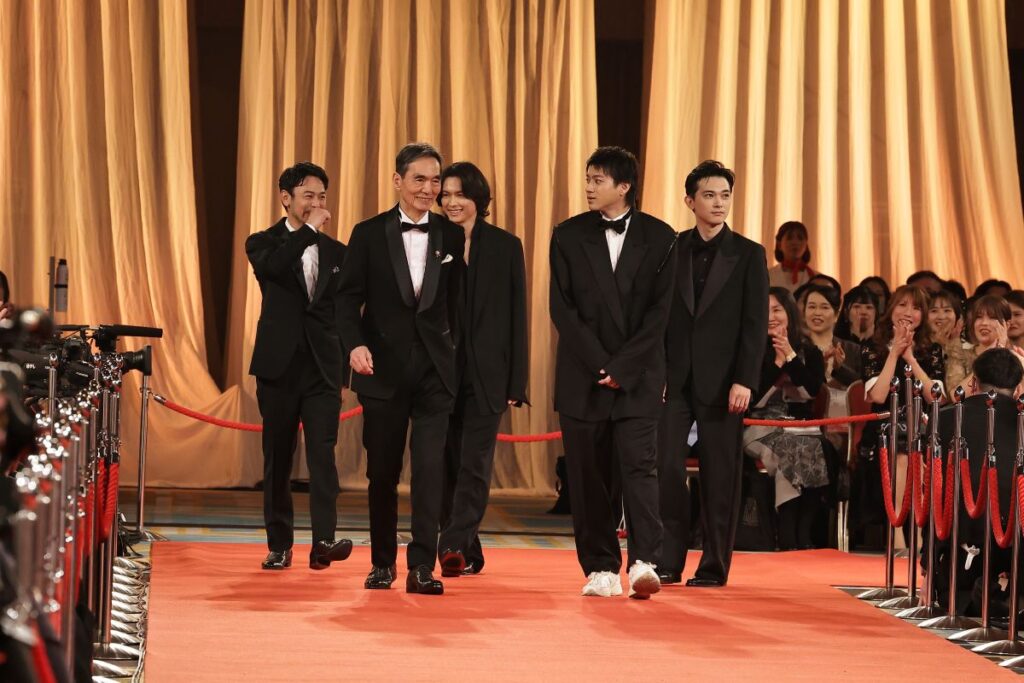 レッドカーペットの様子(左から妻夫木聡、長塚京三、松村北斗、山田裕貴、吉沢亮) 写真:©日本アカデミー賞協会