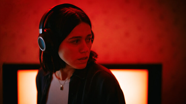 ニーナ・キリ、A24『Undertone（原題）』より