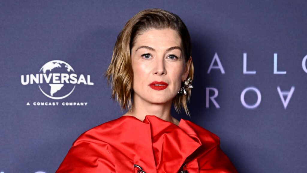 「史上最悪の映画の一つ」ロザムンド・パイクが振り返る“キャリア終了寸前”の作品