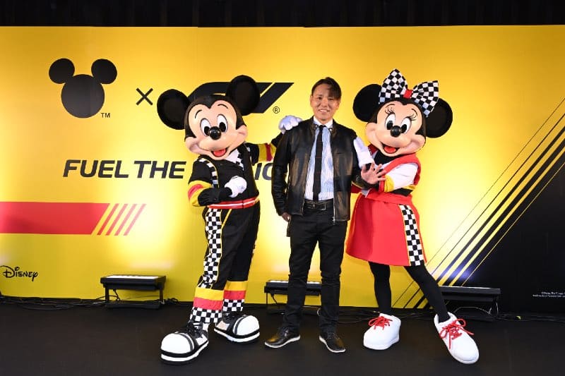 新衣装をまとったミッキーマウスとミニーマウス